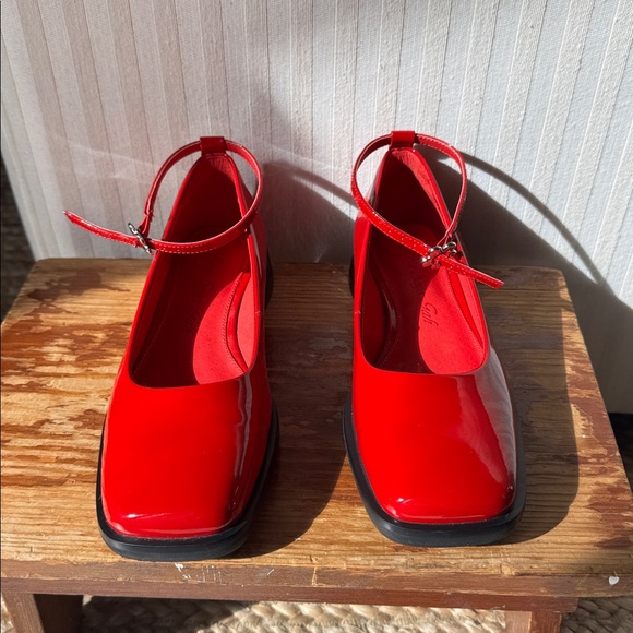 Lisa Says Gah Mia Mary Jane
$198 retail 
Color:
Red Patent - Picture 1 of 9